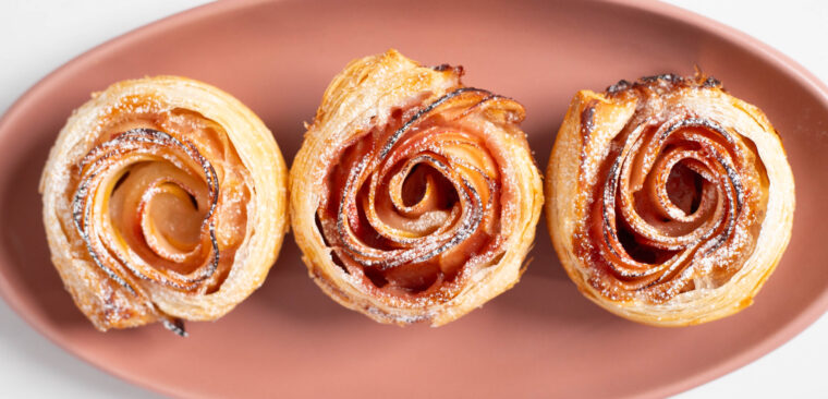 Tartaletas de hojaldre con rosas de manzana